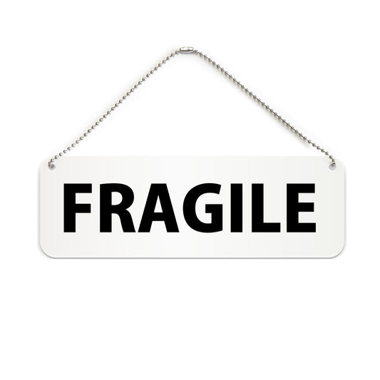 FRAGILE と書かれた横長プレート看板（白いアクリル板・黒文字）