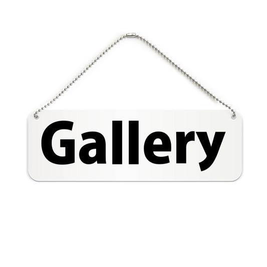 Gallery と書かれた横長プレート看板（白いアクリル板・黒文字）