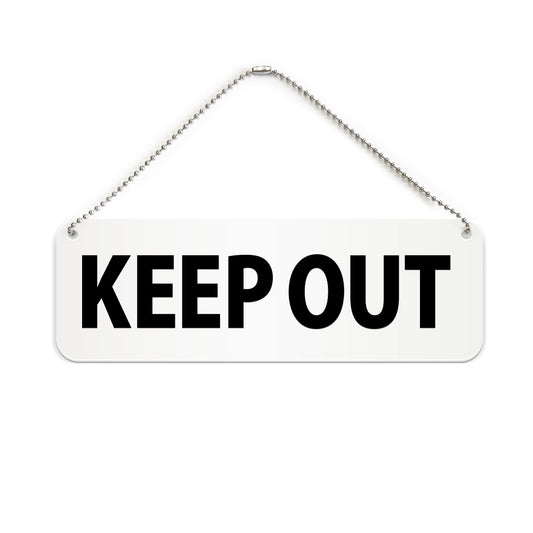 KEEP OUT と書かれた横長プレート看板（白いアクリル板・黒文字）