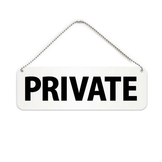 PRIVATE と書かれた横長プレート看板（白いアクリル板・黒文字）