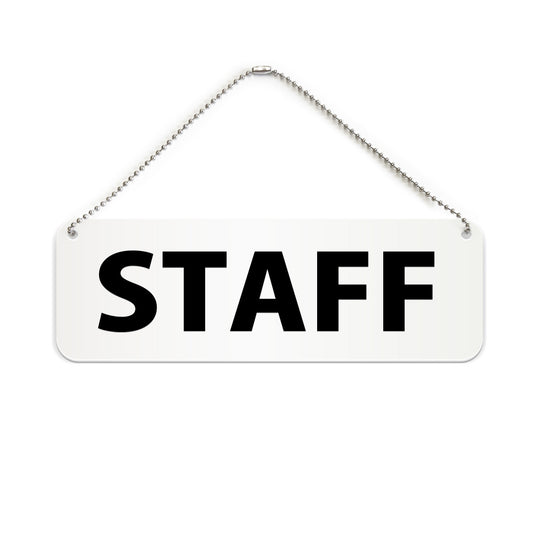 STAFF と書かれた横長プレート看板（白いアクリル板・黒文字）