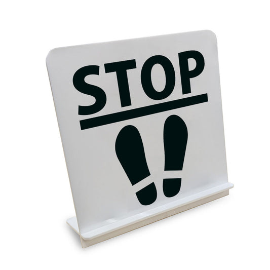 STOP と書かれたスタンド看板（白いアクリル板・黒文字）