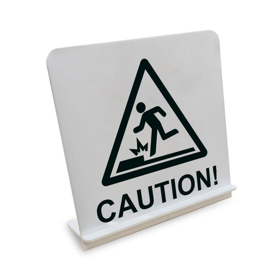 CAUTION_段差 と書かれたスタンド看板（白いアクリル板・黒文字）