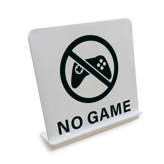 No Game と書かれたスタンド看板（白いアクリル板・黒文字）