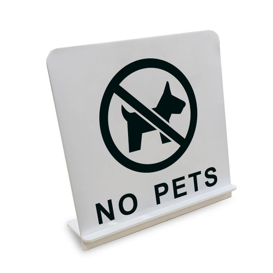 No Pets と書かれたスタンド看板（白いアクリル板・黒文字）