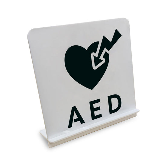 AED と書かれたスタンド看板（白いアクリル板・黒文字）