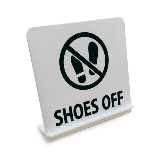 SHOES OFF と書かれたスタンド看板（白いアクリル板・黒文字）