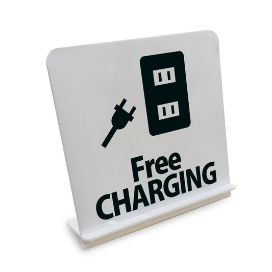 Free CHARGING と書かれたスタンド看板（白いアクリル板・黒文字）