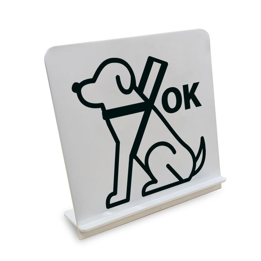 補助犬OK と書かれたスタンド看板（白いアクリル板・黒文字）